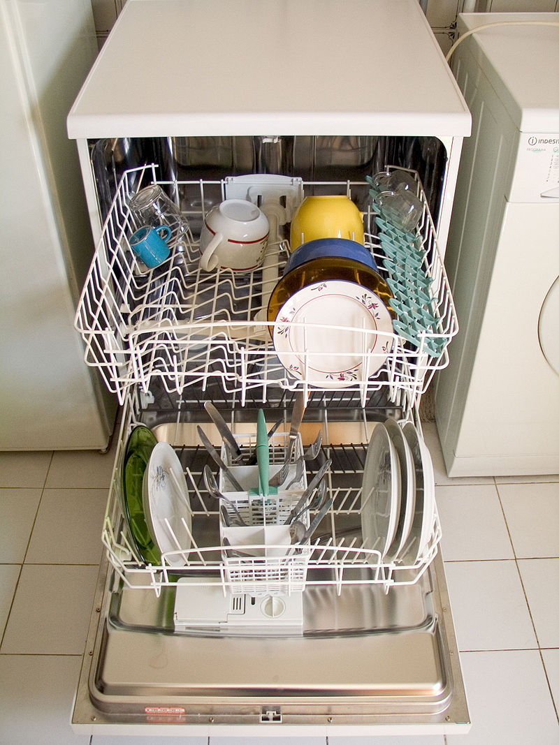 clean-dishware-in-a-dishwasher